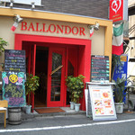 鮮やかな赤、いかにもイタリアンです