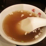 中国料理 宏苑 - チャーハンとセットのスープ