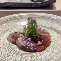 鮨 在 -  勝浦の鰹に玉葱醤油
                    初鰹のさっぱりとした旨味に新玉葱の甘みが合います♪
                    脂ののった戻り鰹は美味しいですが、赤身で引き締まりさっぱりさが初鰹の魅了だと感じます♪ 
                    花穂紫蘇が彩りを添えています。