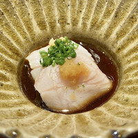 鮨 在 - 金目鯛のしゃぶしゃぶ
                    出汁でしゃぶしゃぶした金目鯛の火の入り方が絶妙、さっと色目が変わる程度で身はしっとりと上品な脂がポン酢に薄っすらと。 
                    ポン酢は柔らか、金目鯛の旨みがちゃんと感じられます。