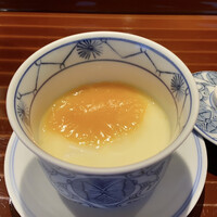 鮨 在 - 渡り蟹の茶碗蒸し
                      オレンジ色はイバラ蟹（タラバ蟹の一種）の内子の塩漬け、この塩加減と卵の旨みが味わいをワンランクアップしています。 
                      イバラ蟹は卵が美味だそうです。
                      渡り蟹の身もたっぷり、熱々です。