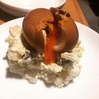 ビーフキッチン 渋谷店 - ポテトサラダ燻製たまご乗せ