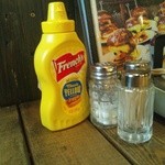 ハングリー ヘブン 目黒店 - 卓上のマスタード。ケチャップは小袋のが一つ貰えます。