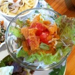Guddo Taimusu - 手作りドレッシングのサラダ