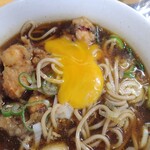 一〇そば - 黄身を割ってくぐらせる