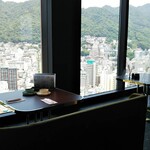 カフェ・レストラン 神戸望海山 - 山側の景色を望むテーブル席