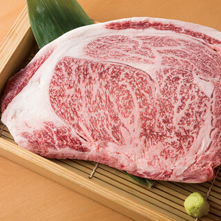 厳選された"黒毛和種"を使用。きめ細やかな肉質と上品な旨味◎