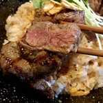 ステーキ&ハンバーグ かな井 - お肉は見た目よりずっと柔らかくジューシー。ご飯も美味しく量は多めです。