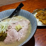 灼味噌らーめん 八堂八 - 味噌らーめん 800円、日替飯 北海カレー(北海道産帆立・北寄・タコ入り) 300円、限定10食になります