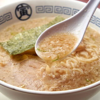 Both the soup and noodles are homemade. The thinness of the smooth chashu is calculated.