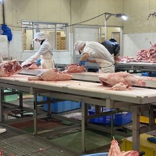 Our craftsmen hand-handle Kuroge Wagyu beef to ensure its freshness through our own procurement route.