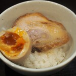 らーめん颯人 - チャーシュー＆比内地鶏の味玉 オンザライス