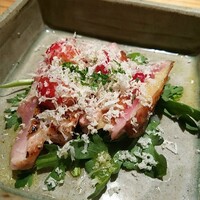 とり茶太郎 - センス爆発の一品「ホロホロ鳥胸と腿のマリネ　春菊と佐藤錦添え」上のフレークは山わさび。鶏の歯ごたえが最高。甘みと酸味を合わせるのが上手な料理人さん。