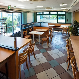 ゆったりと寛げる広々とした空間。カフェとしての利用も大歓迎