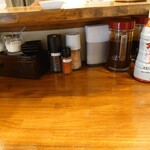 とんかつ檍のカレー屋 いっぺこっぺ - 卓上には、岩塩、ソース、醤油などが揃う