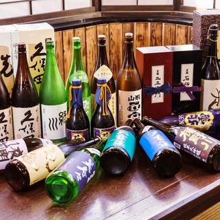 希少酒から長野の恵みまで。壁に美酒がずらりと並ぶ酒好きの楽園