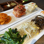 熟成焼肉 マルニク - 前菜盛り合わせ
      どれも美味しい♪