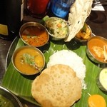 ランチミールス　　1600円バナナの葉に盛られた南インドのカレー定食