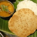 ダバ インディア - サンバル、バスマティライス、プーリ(揚げパン)