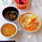 英一番館 - サラダ・味噌汁・スープ（どれもセルフ）