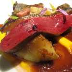 エクアトゥール - 青首鴨のロースト、アワビダケとハナビラダケ、黄色いサヤインゲンを添えて、生姜とエシャロットに合わせて