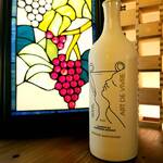 Akasaka Usagiya - ピックアップワイン③ART DE VIVRE(白)ボトルのデザインが魅力的。フレッシュでエレガントなほんのり甘口の白ワイン。