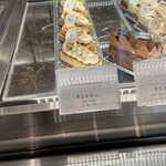 ラトリエヒロワキサカ - これ、美味しそうと、思った。
      美味しかったけど、キャラメル弱くて、そこまでじゃなかったー。