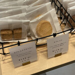 ラトリエヒロワキサカ - クッキー、一枚から１００円台で買えるの嬉しい。
      このふたつ、おすすめ。
