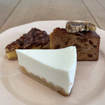 おやつ研究所 - ベイクドレアチーズケーキと、キャラメルナッツタルトと、干しいちじくのキャラメルバターケーキ。
