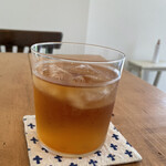 おやつ研究所 - グラスに直接の唇をつけて飲む。
      冷たさと香りがぐっと近い。