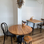 おやつ研究所 - 内観。
      テーブルの木目が綺麗。
      空気が澄んでるお店。