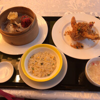 中国料理 王宮 - 右上が大海老の黄金揚げです。スープも。