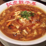 紅虎餃子房 - 豆腐と五目野菜の酸っぱい辛い酸辣湯麺