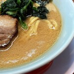 清六家 - この系列では醤油感強めのスープ。
