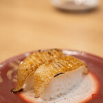 回転寿し トリトン - 2021.6 炙りえんがわ 焦がし醤油（385円）