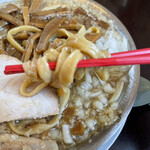 成龍 - 独特の幅広い縮れ麺