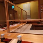 鮨 さかい - 店内はアクリル板で仕切られ、手指消毒のディスペンサー設置