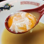 新ちゃん - 卵は最後まで取っておいて､崩さずそのまま食べます