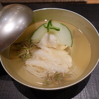 おおたに - 向付：帆立真丈じゅんさいのお椀、そうめん