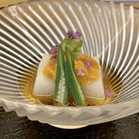 ふしきの - 山芋の出汁寄せ 北海道産塩水ウニ
                ひんやりした一品目、山芋の食感を残した出汁寄せはとろみがありつるんと喉越しが良いです。 
                塩水ウニの自然な甘味が山芋に柔らかな味付け、夏にぴったりな涼やかな料理です。