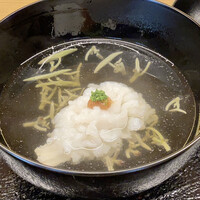 ふしきの - 天草の鱧とジュンサイ
                昆布と鰹節のすまし汁に鱧の脂が薄っすら、すっきりとして甘味があります。
                鱧は梅肉で、ふんわりとして美味、夏に向け脂がのり更に美味しくなります。
                ジュンサイの食感も魅力です。