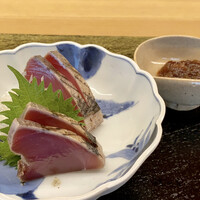 ふしきの -  鰹のたたき 和歌山近海の鰹、しっかり身が締まった食感が素晴らしくこれは旨い！　淡路島の新玉葱醤油が甘みの後味がすっきりとして、鰹のさっぱりとした味わいに見事に調和しています。 とても美味しい♪
