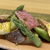 ふしきの - 佐賀牛のランプ　噛むほどに脂の甘みと旨味が沁み出て良い味わいです。 味付けは醤油に実山椒、シンプルに焼いたお肉はその素材の味をダイレクトに感じられて好きです。 夏野菜もたっぷりと、グリーンアスパラ・あまっこ（とうもろこし）・京都の賀茂茄子は一度素揚げしています。