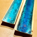 Unagi Shien - 島安汎工芸の五代目となる島圭佑さんの作品。鰻を並べた長～い漆器は鰻がモチーフ、キラキラと深緑の輝きある色合いの紀州漆器が美しい。