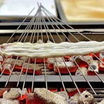 Unagi Shien - ・活き鰻 大一本（4500円） ～奥にはガラス越しに、赤く火種を持つ備長炭で焼かれた太い鰻から香ばしい煙が。三重県産の大きな鰻を蒸らさず、備長炭でしっかり焼きのみで頂きます。
