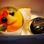 イヌイ - フルーツケーキ(名前失念、￥324)、濃厚チーズケーキ(￥410)、オセロ(￥410)。
次回は別のケーキも試しますね。