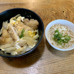Yakitori Miki - カツ丼 ミニそうめん付(¥500)
                        他のお弁当と違い、丼はその場で仕上げてくれるので熱々。キリッと冷たいそうめんとの組み合わせはバッチリ！