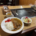 Uchida - カツカレー。スープ、サラダ付き。
                        鉄板付き(^^)