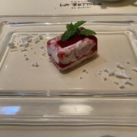 ラ・ベットラ・ダ・オチアイ ナゴヤ - いちごのアイスケーキ