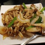 中華料理　華 - ビールセットのしめじと豚肉の細切り炒め